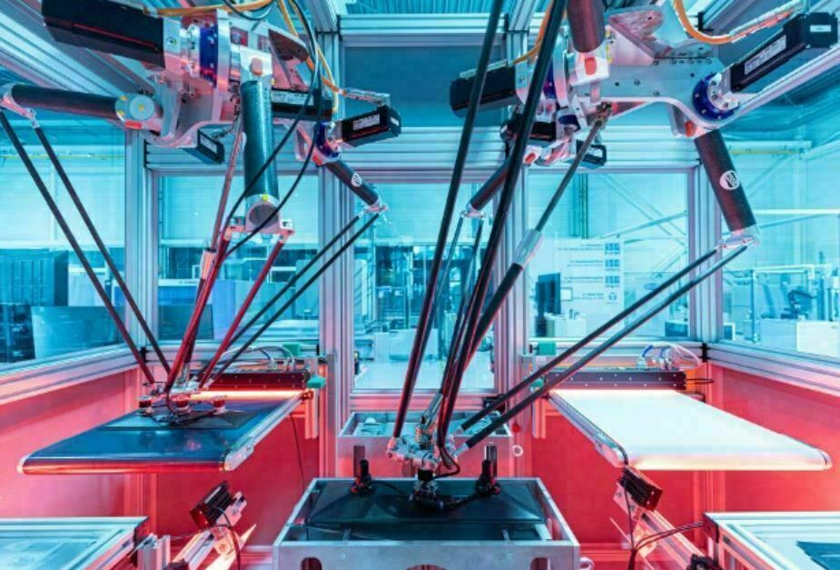 Fraunhofer Ipa: Forscher ebnen Weg für Massenproduktion von Brennstoffzellen - Roboter-Duo stapelt Zellen in Sekundenschnelle