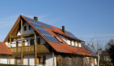 AEE: Strom vom eigenen Dach oder aus der Region senkt Kosten und erhöht Akzeptanz